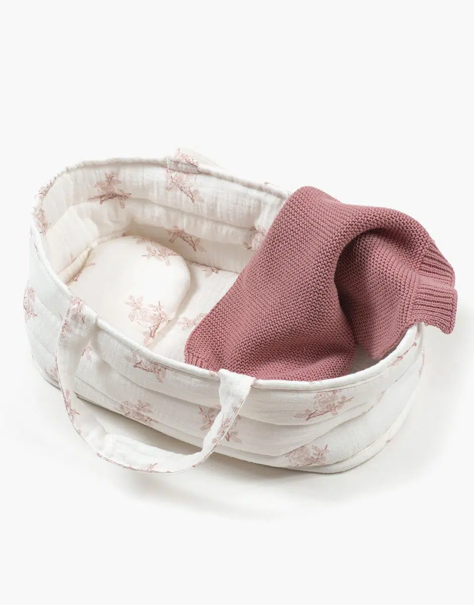 minikane-collection-accessoires-et-dressing-poupees-babies-28cm-couffin-en-coton-double-gaze-toile-de-jouy-marie-et-sa-couverture-blush.jpg